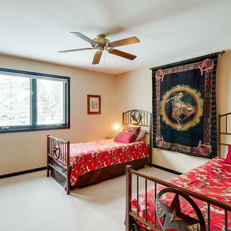 Idyllic Forested Breck Home Hot Tub And Ski Shuttle ブリッケンリッジ エクステリア 写真